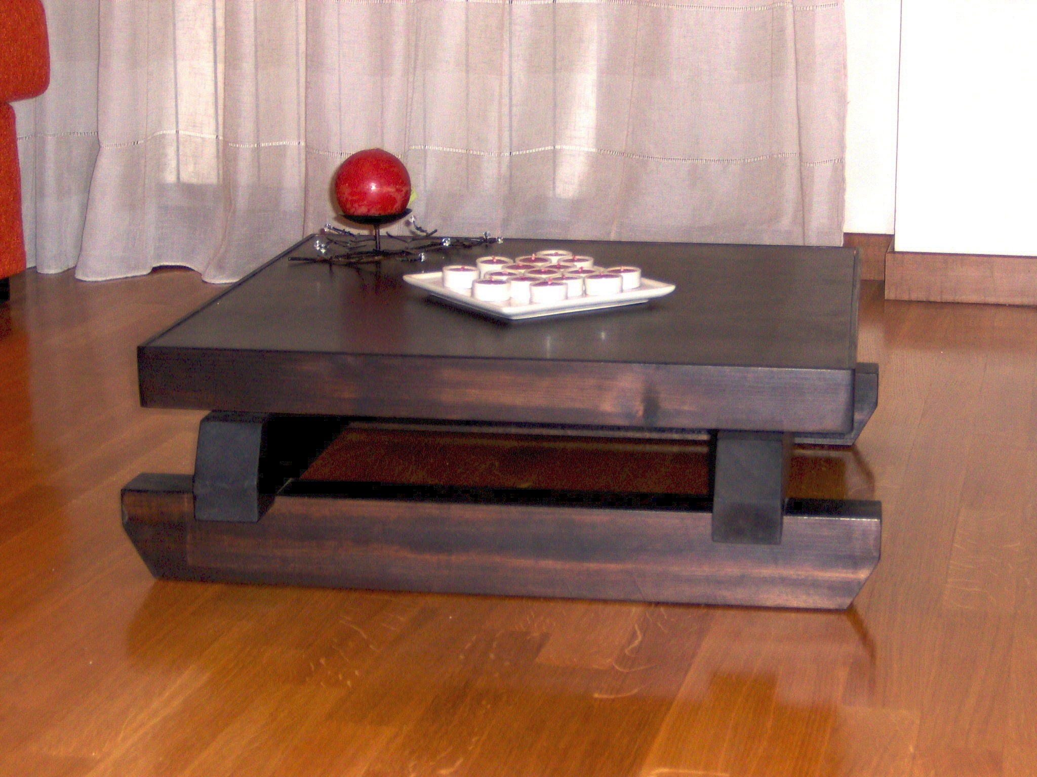 Tavolino realizzato in legno